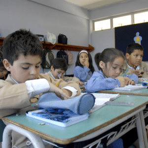 Libro “Nadie dijo que sería fácil” revela claves del éxito de escuelas de buen rendimiento en sectores de pobreza