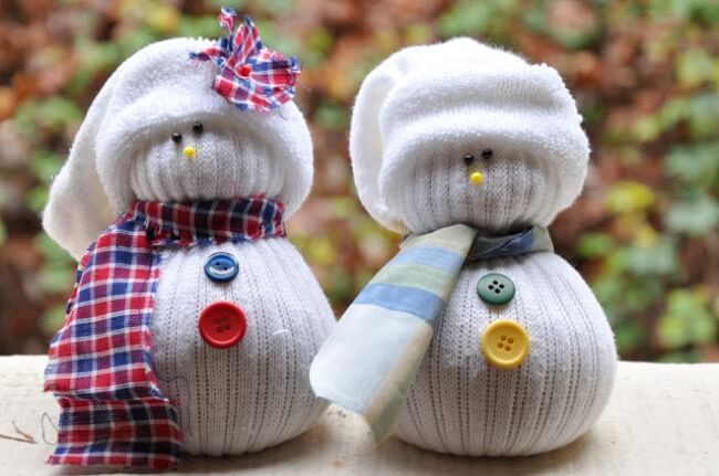 Muñecos de nieve hechos de calcetines