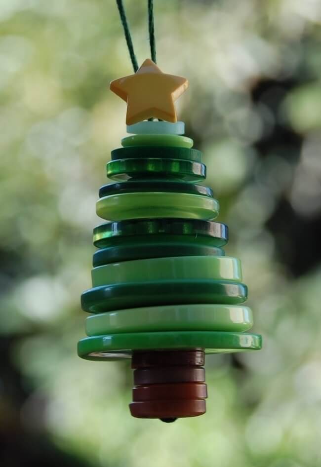 Árbol de Navidad hecho de botones