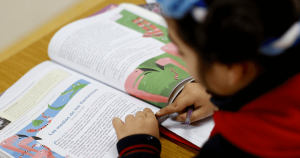 Estudio de lectura 2° básico: Niñas obtienen mejores resultados y persiste brecha socioeconómica