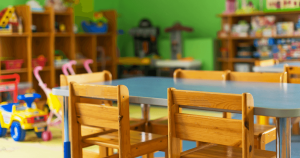 ¿Déficit de educadores de párvulos? Experto analiza posible escasez de profesionales por ley de sala cuna universal