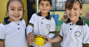 Mineduc presenta Bee-Bot: el juguete pedagógico que iniciará a 12 mil niños en la programación