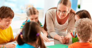 Educar y suscitar emociones en la educación: análisis crítico de su contribución al desarrollo moral