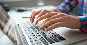 Becas TIC: Mineduc adelanta entrega de 122 mil computadores con conexión gratuita a internet a estudiantes de 7° básico