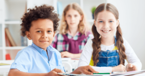Promover la convivencia: guía para padres, tutores y educadores sobre cómo comprender el fenómeno de la migración de niños, niñas y adolescentes y ayudar a evitar la xenofobia.