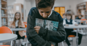 Solo el 1% denuncia: más del 50% de los jóvenes entre 15 y 19 años acusó ciberacoso en los dos últimos años según un estudio